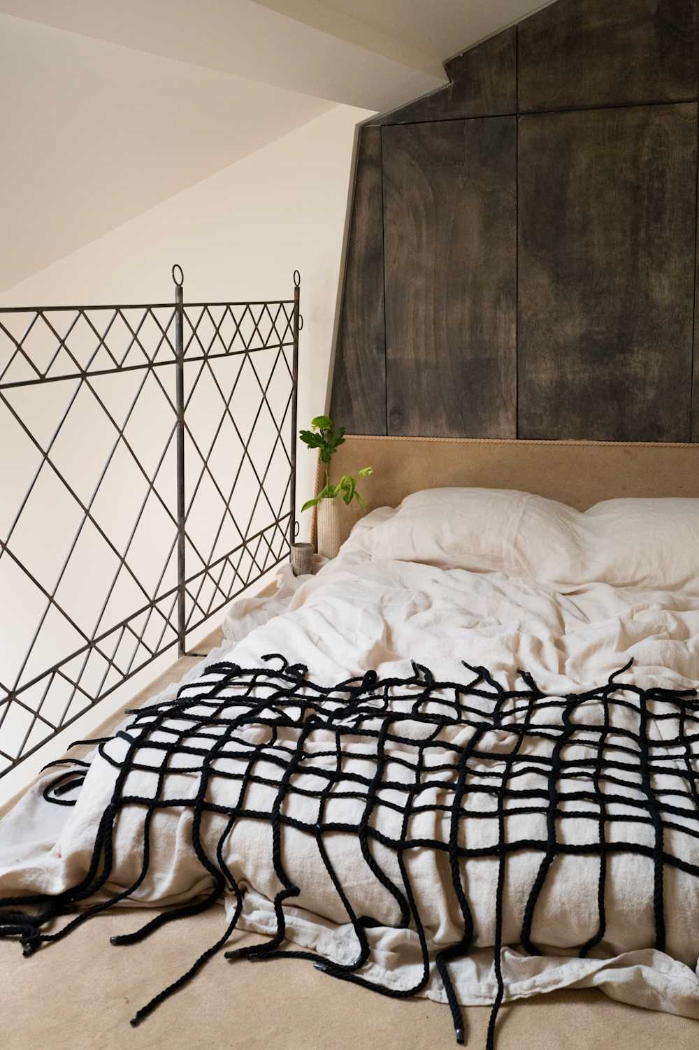 Boinod - Bedroom 1 - Bed with lines