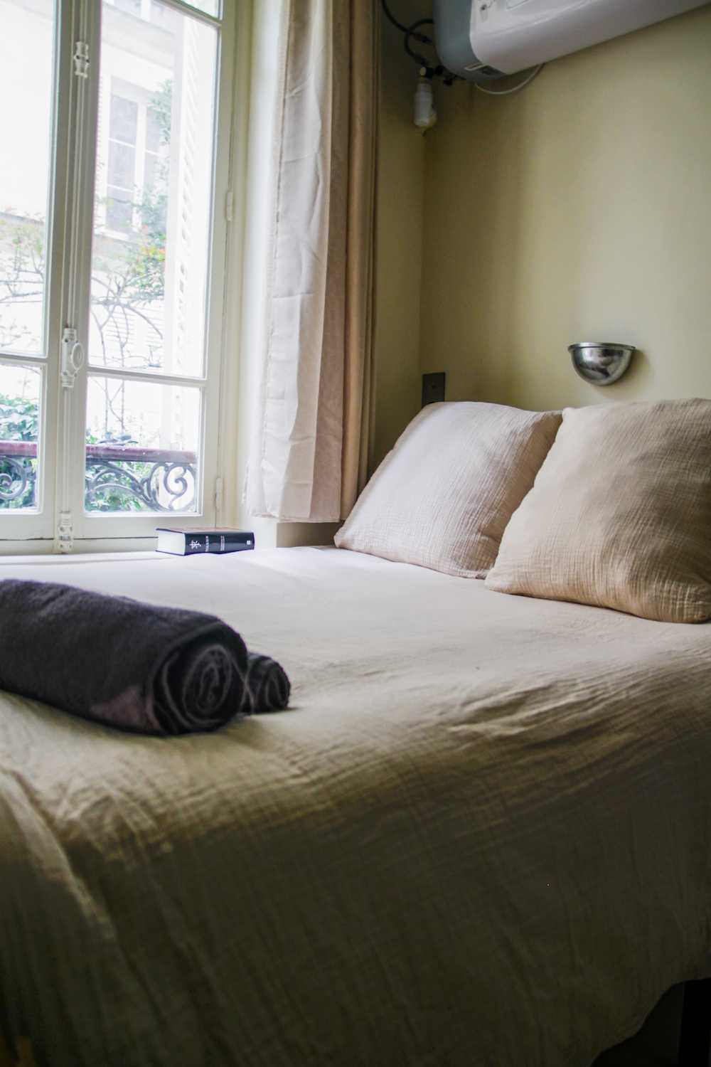 LAC - Living - Bed details