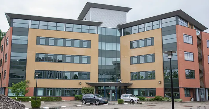 Gebäude von Solvinity in Amersfoort. Dieses IT-Unternehmen setzt FlexWhere für hybrides Arbeiten ein.