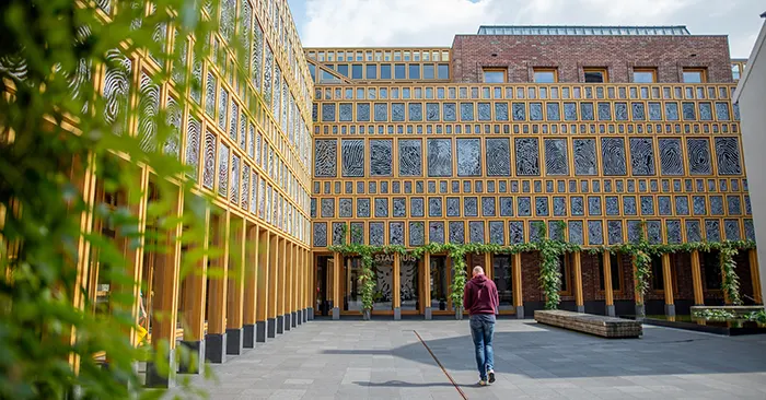 Das Rathaus von Deventer. Diese niederländische Gemeinde setzt FlexWhere für hybrides Arbeiten ein.