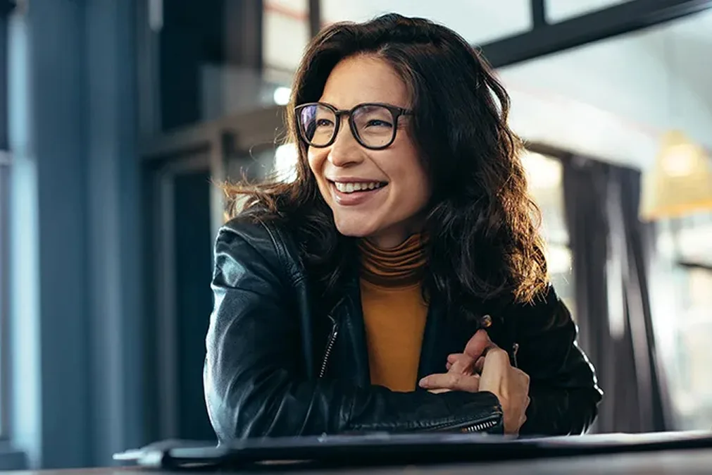 Frau in Brille mit Laptop