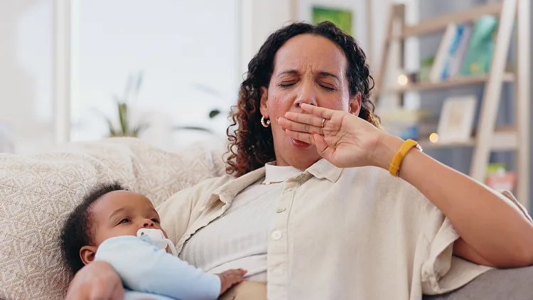 Zwei Frauen sitzen auf dem Sofa und lachen
