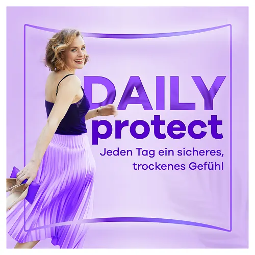 Frau, die selbstbewusst lächelt und Schuhe in der Hand hält, mit dem Slogan "Daily protect: Jeden Tag ein sicheres, trockenes Gefühl".