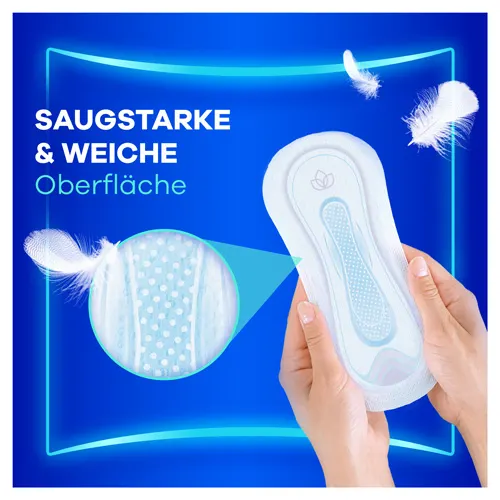 Hände, die eine Binde mit einer Lupe halten, um die saugfähige und die sanfte Oberfläche zu zeigen.