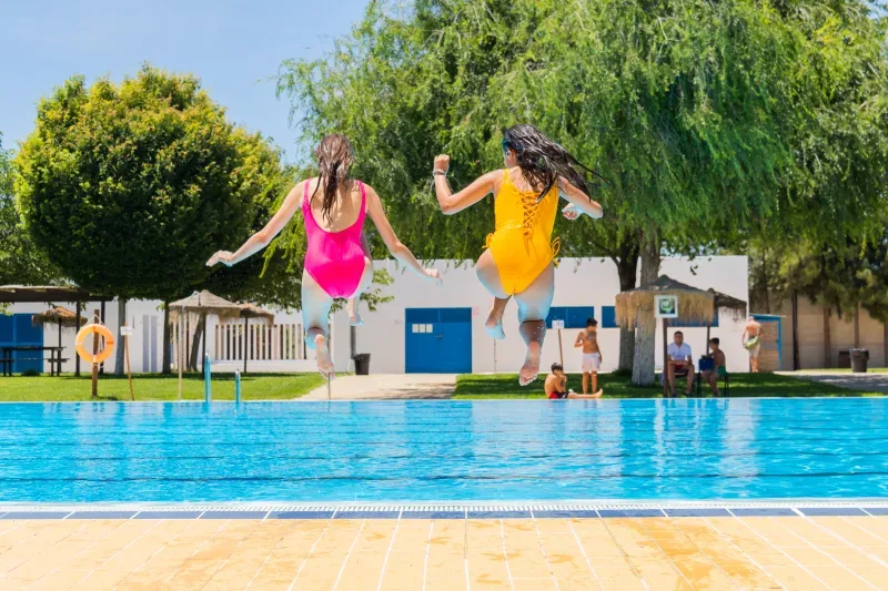 Kann man während der Periode mit Binde schwimmen gehen?
