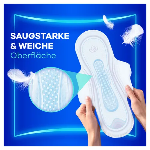 Hände, die eine Binde mit einer Lupe halten, um die saugfähige und die sanfte Oberfläche zu zeigen.