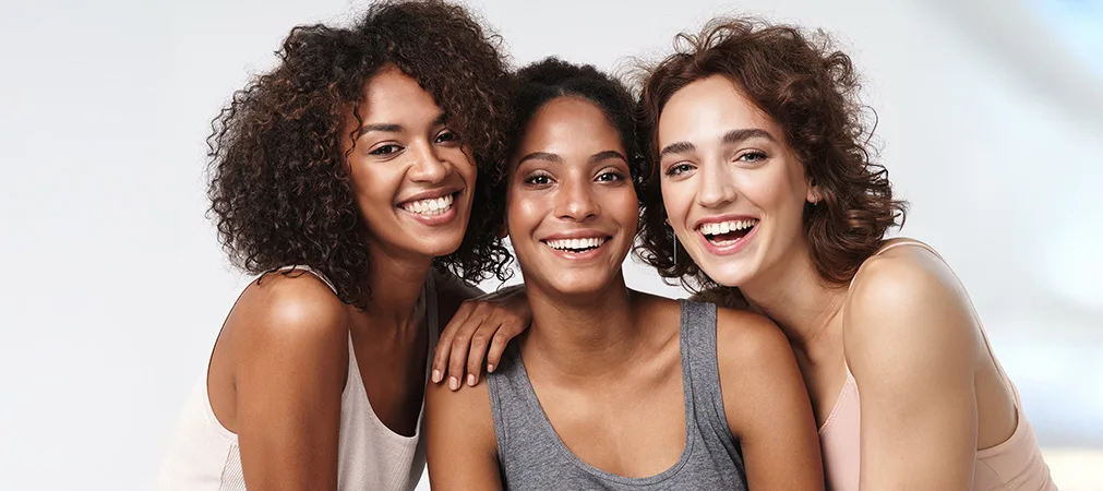 Drei lächelnde Mädchen