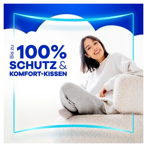 Lächelnde Frau sitzt auf einer Couch. Der Text lautet "Bis zu 100 % Schutz und Komfort-Kissen".