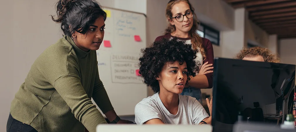 Vier Mädchen schauen auf den Computerbildschirm