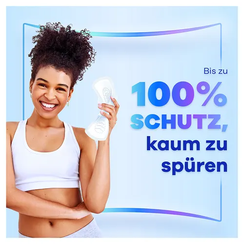 Lächelnde Frau hält Always FlexProtect Binde, die bis zu 100% Schutz bietet und kaum zu spüren ist.