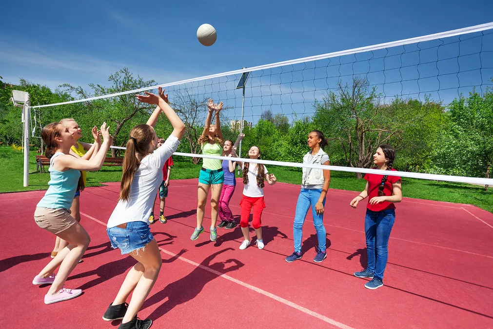 Mädchen spielen Volleyball