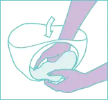 Befestige die Klebeseite sicher in der Mitte deiner Unterwäsche und wickle die Flügel darum