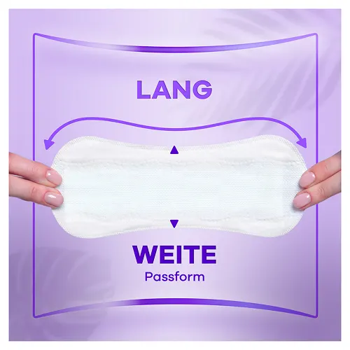 Always Slipeinlage, die in der Länge und Breite eine optimale Passform bietet, wird von Händen gehalten.