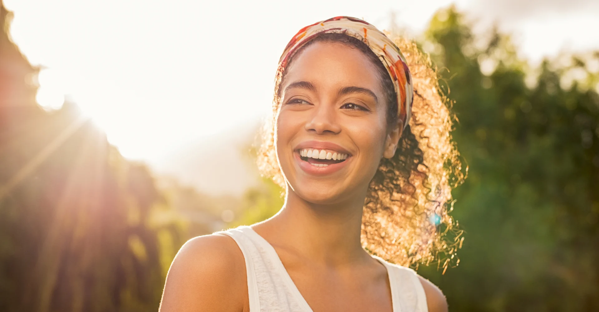 Lächelnde junge Frau