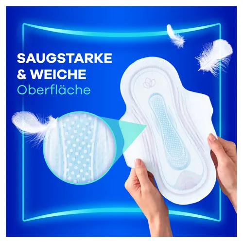 Hände, die eine Binde mit einer Lupe halten, um die saugfähige und die sanfte Oberfläche zu zeigen.