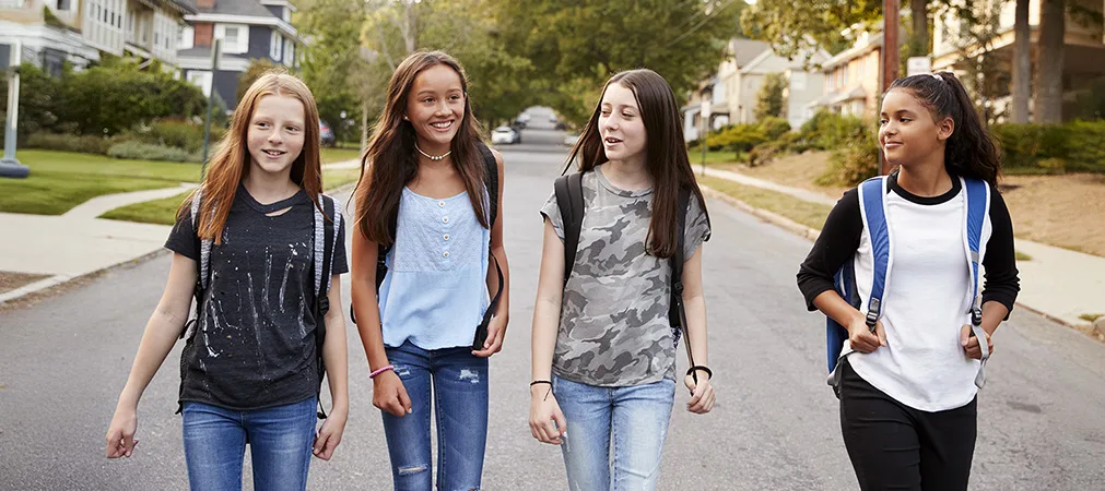 4 junge Mädchen, die zur Schule gehen