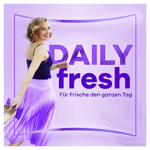 Frau, die mit Schuhen in der Hand lächelt, symbolisiert "Daily Fresh" für Frische den ganzen Tag.