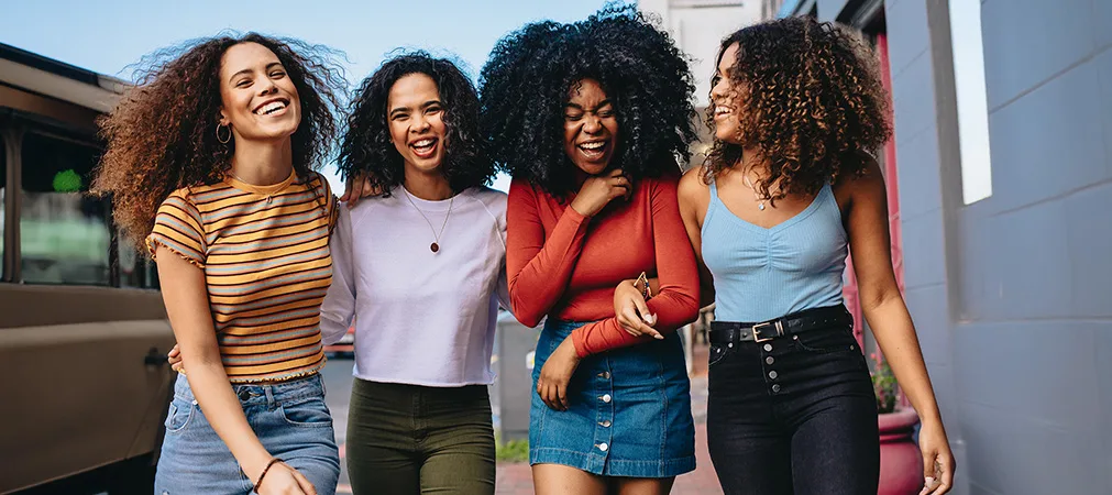 Vier lachende Mädchen