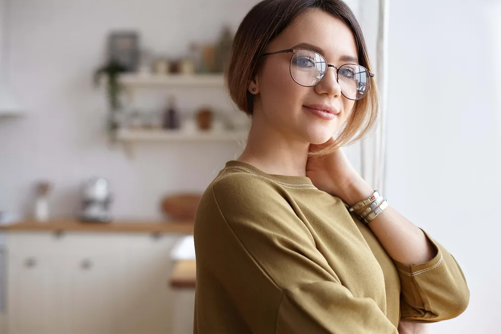 Lächelndes Mädchen mit Brille