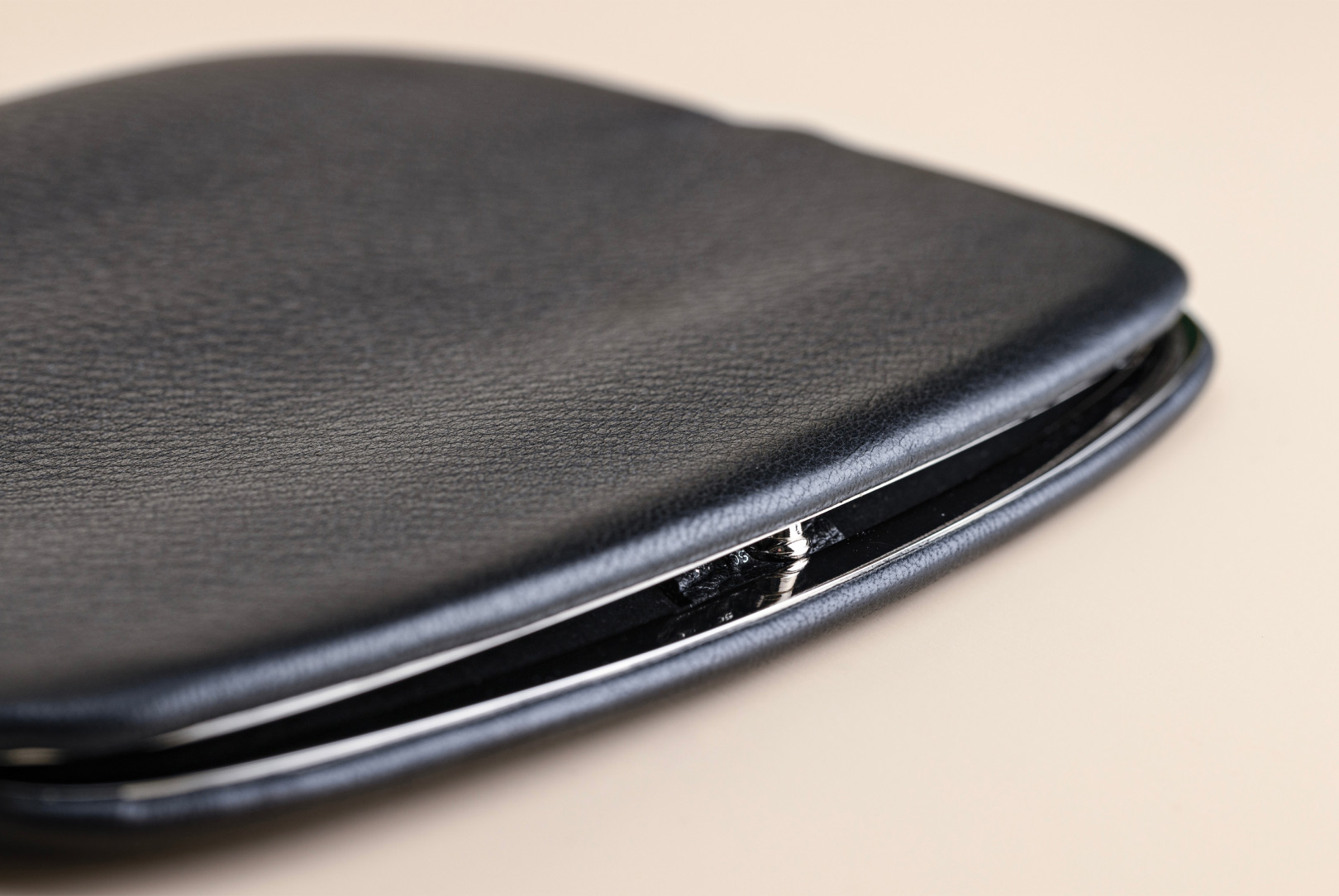 Push gamaguchi clutch, black - Arts & Science | AGOBAY