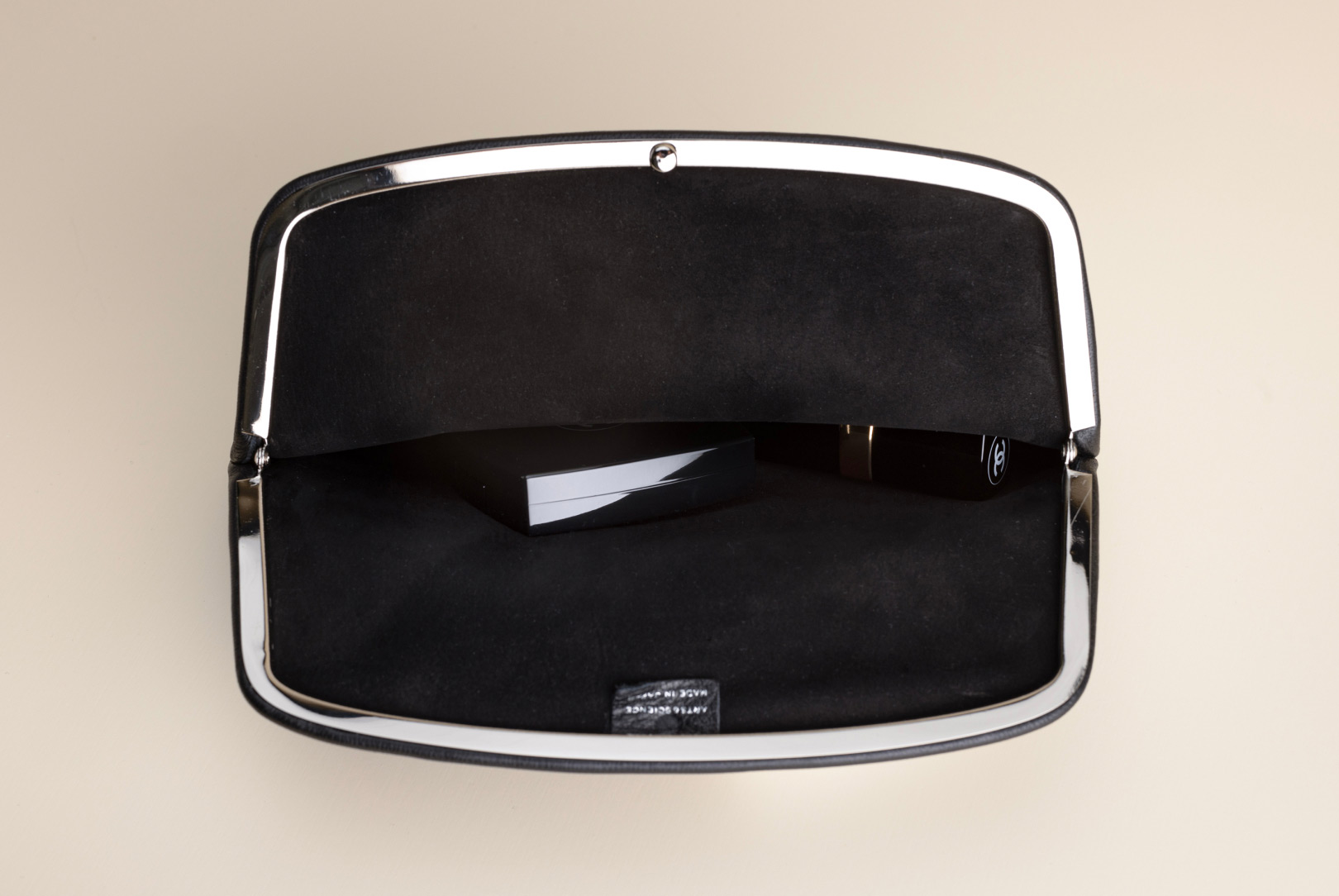 Push gamaguchi clutch, black - Arts & Science | AGOBAY