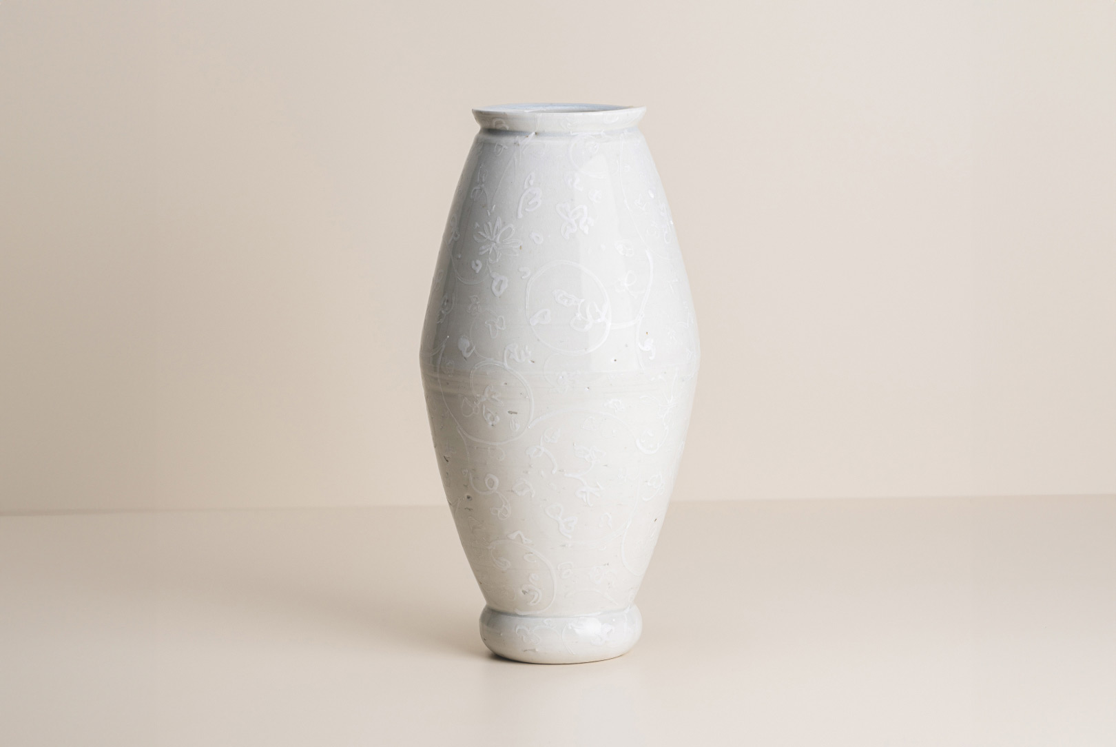 White floral vase - Shingo Oka | AGOBAY