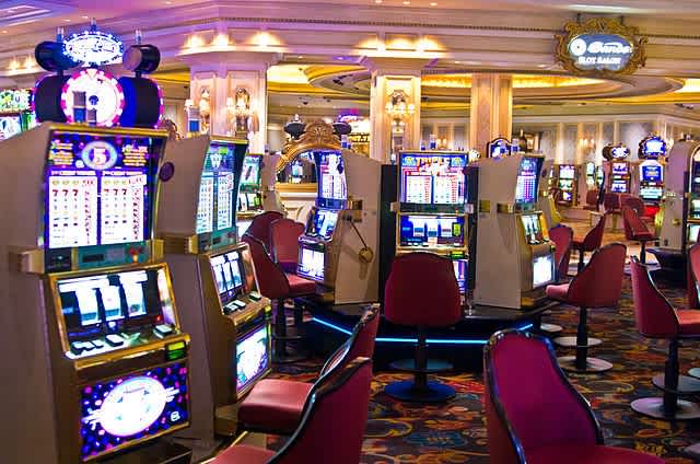 Máquinas tragamonedas en un casino de ladrillos y concreto