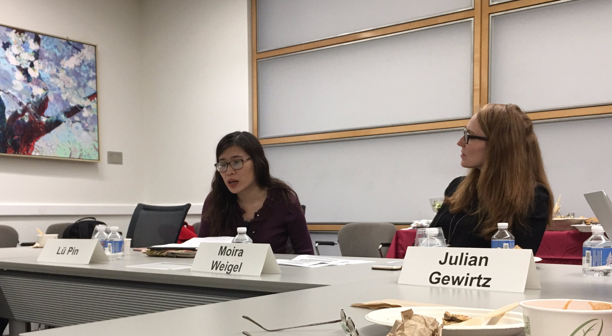 A photo of Lü Pin speaking.