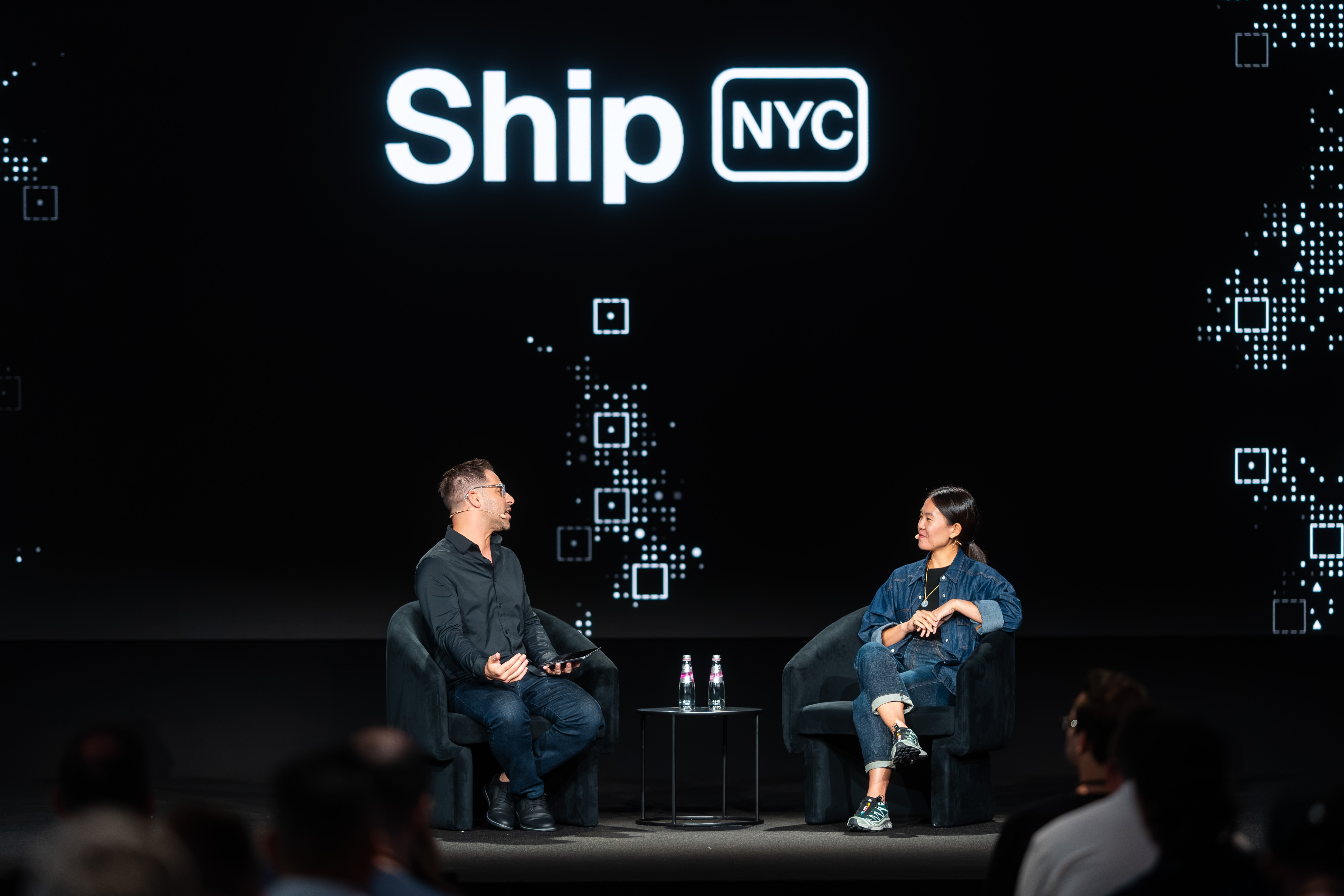 Vercel Ship 26(ニューヨーク)のステージに立つShopify VP of Product Vanessa Lee氏と、Vercel CPO Tom Occhino氏
