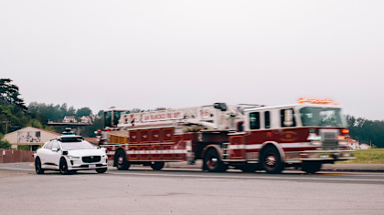 Waymo yielding to first responders 