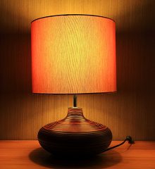 Tänd lampa på bord 