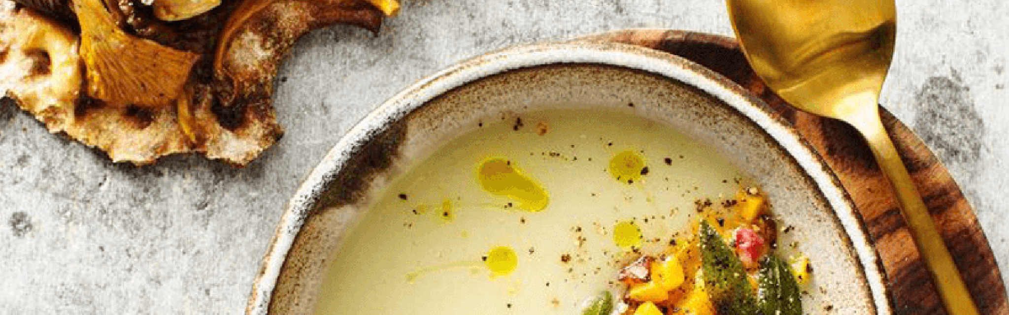 Jordärtskockssoppa på ett bord med en guldig skred bredvid.