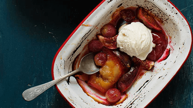 Bakad apelsinmarinerad frukt med vaniljglass