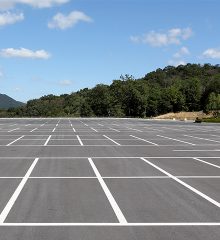 En tom parkeringsplats för många bilar