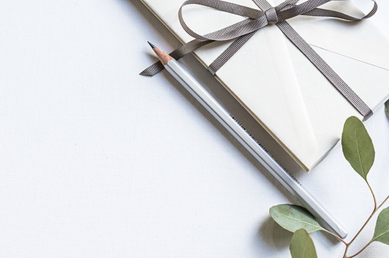 Kuvert, penna och presentsnöre.