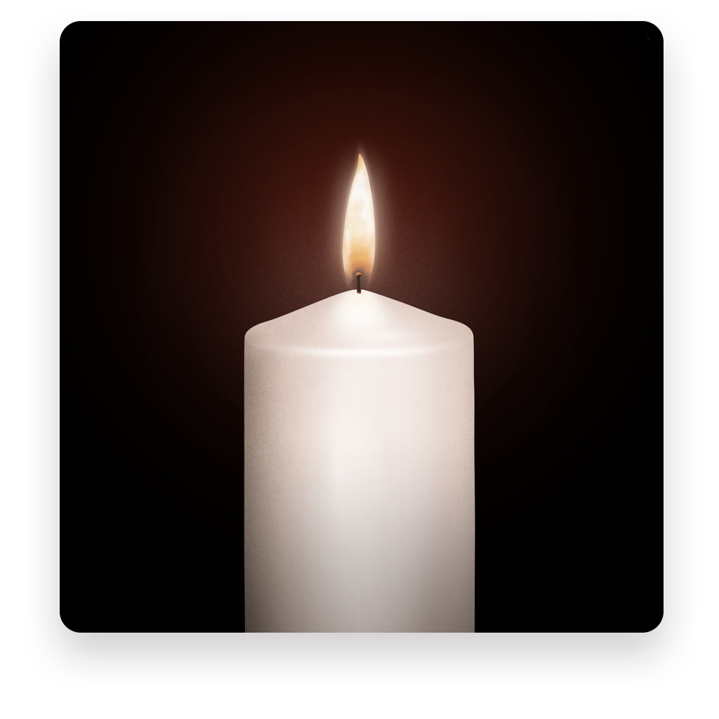 Vitt tänt ljus mot mörk bakgrund. 