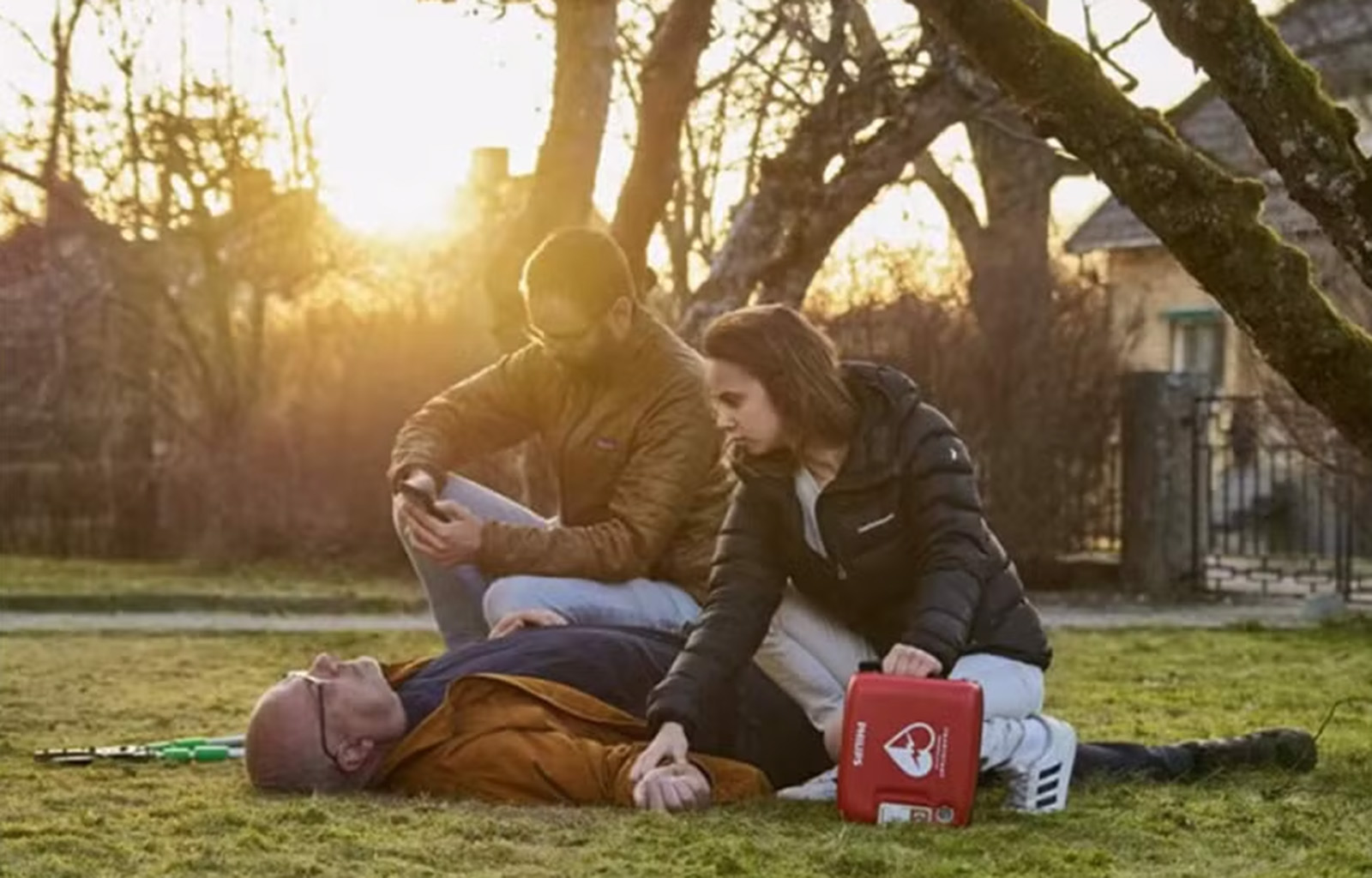 Högsta överlevnaden efter hjärtstopp någonsin. Bild: Två personer hjälper en tredje med plötsligt hjärtstopp.