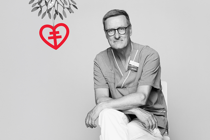 Pernow sittandes på en stol, jultema.