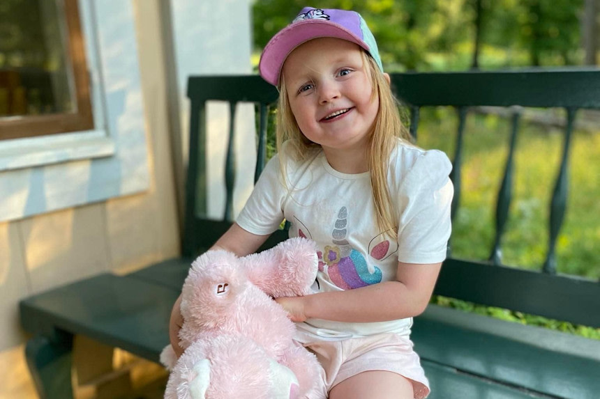 Lova drabbad av hjärtfel håller i sin nalle