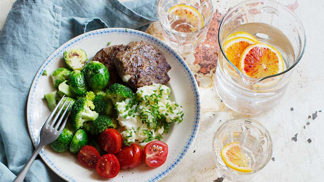 Köttfärsbiffar på tallrikar.