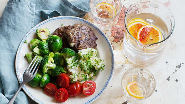 Köttfärsbiffar på tallrikar.