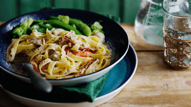 Pasta med sås av soltorkade tomater och oliver