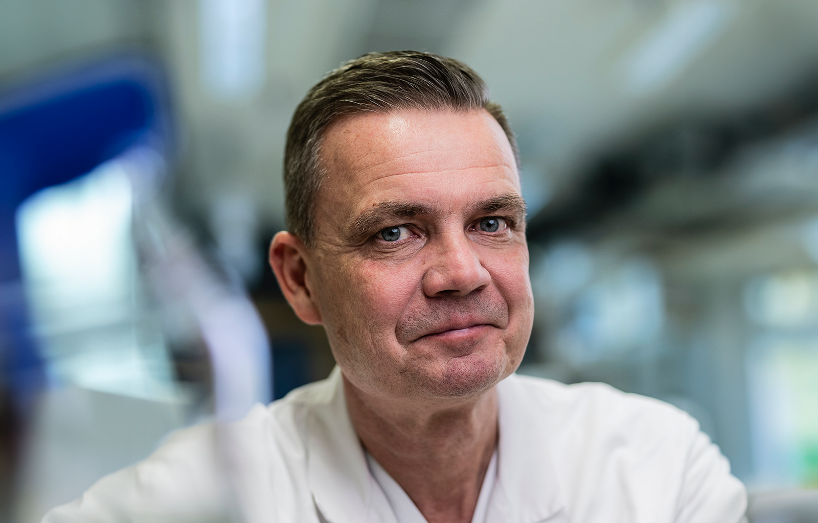 Forskaren Martin Magnusson i labb