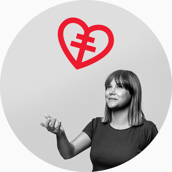 Kvinna håller i hjärt-lungfondenhjärtat