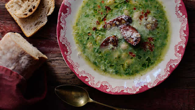 Grönkålssoppa i en skål.