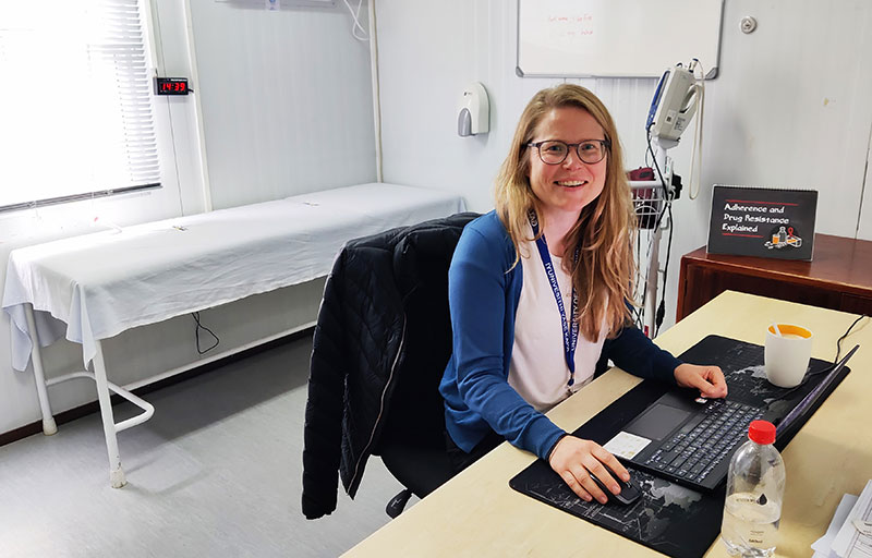 Johanna Kuhlin, forskare, sitter på sitt kontor i Kapstaden vid sin dator.