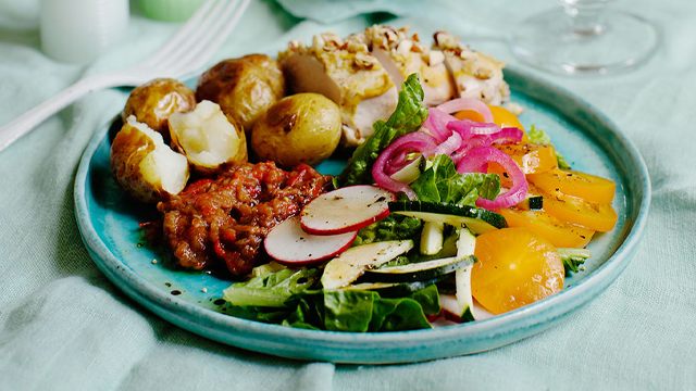 Kycklingfilé med potatis och grönt på en tallrik.