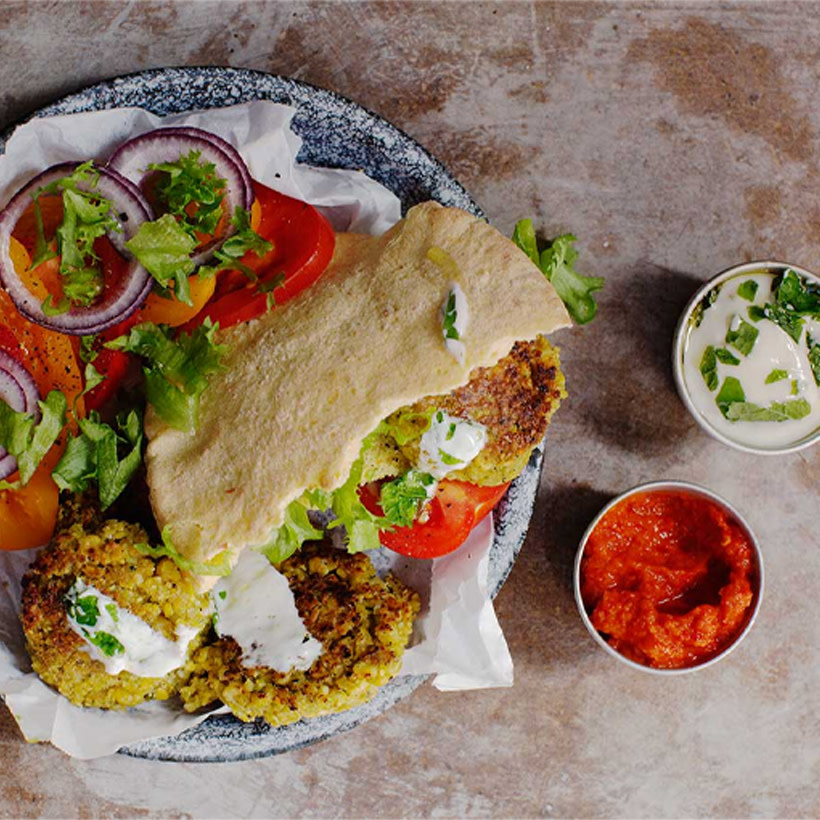Falafel med tillbehör på en tallrik.
