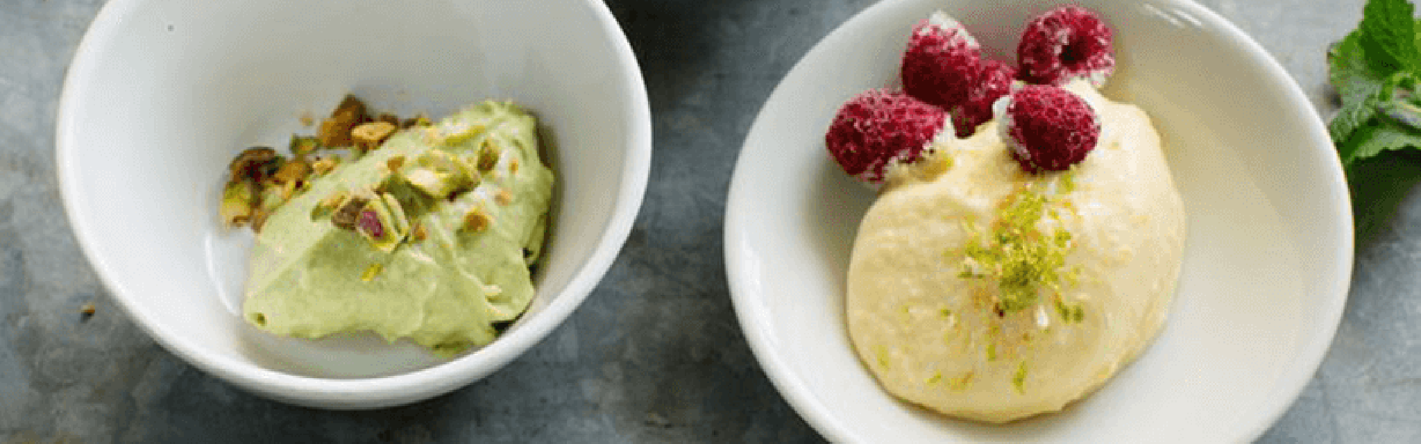 Avocadoglass med pistagenötter i en skål, på ett bord.