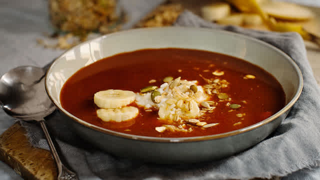 Nyponsoppa i en skål.